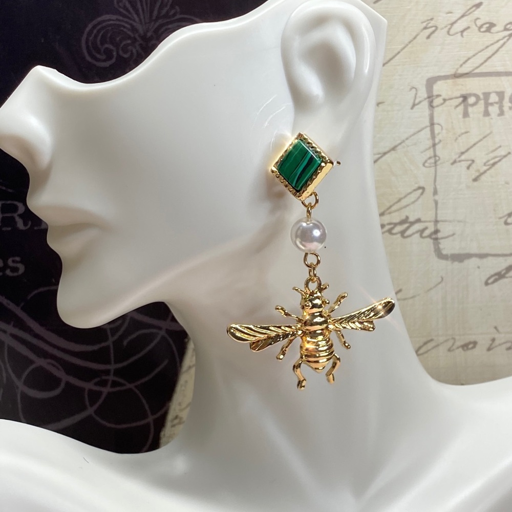 Faux pearls bee 🐝 earrings